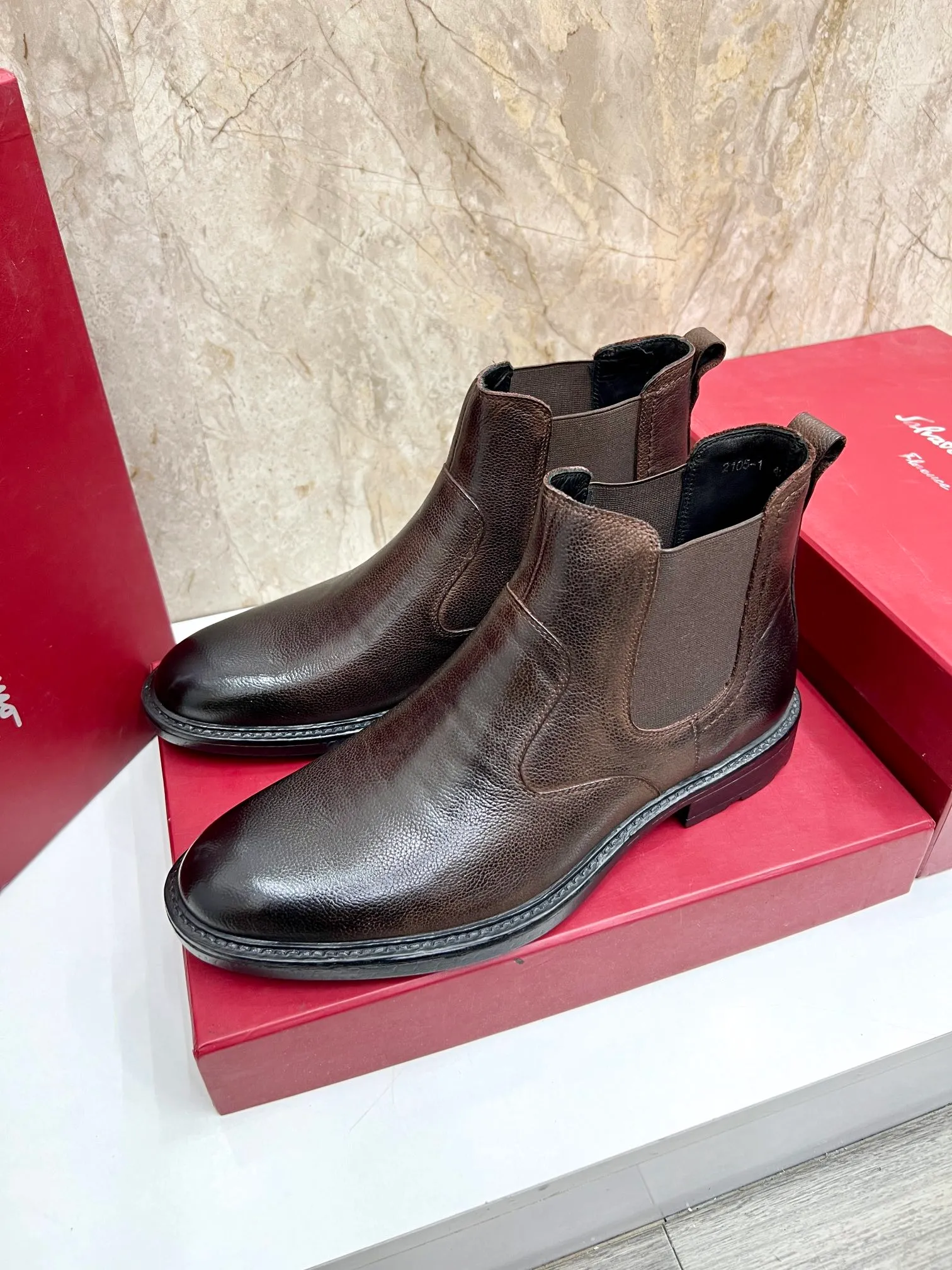 Original order quality: Men's shoes 💰700 Brand: Ferragamo (Ferragamo) One size larger: Men's size 38-44 (45 customized) Grade: Same style as the official website High-end men's shoes Material: Original cowhide, cowhide lining, original outsole Style category: Chelsea men's boots Fashion trend Color: Actual picture